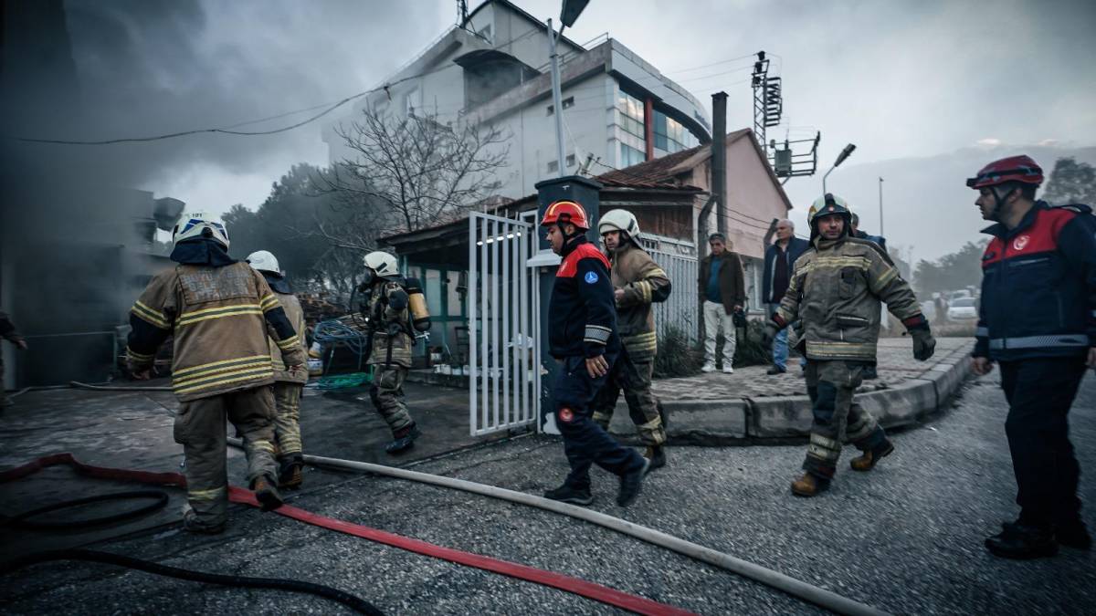 Bornova’daki fabrika yangını söndürüldü