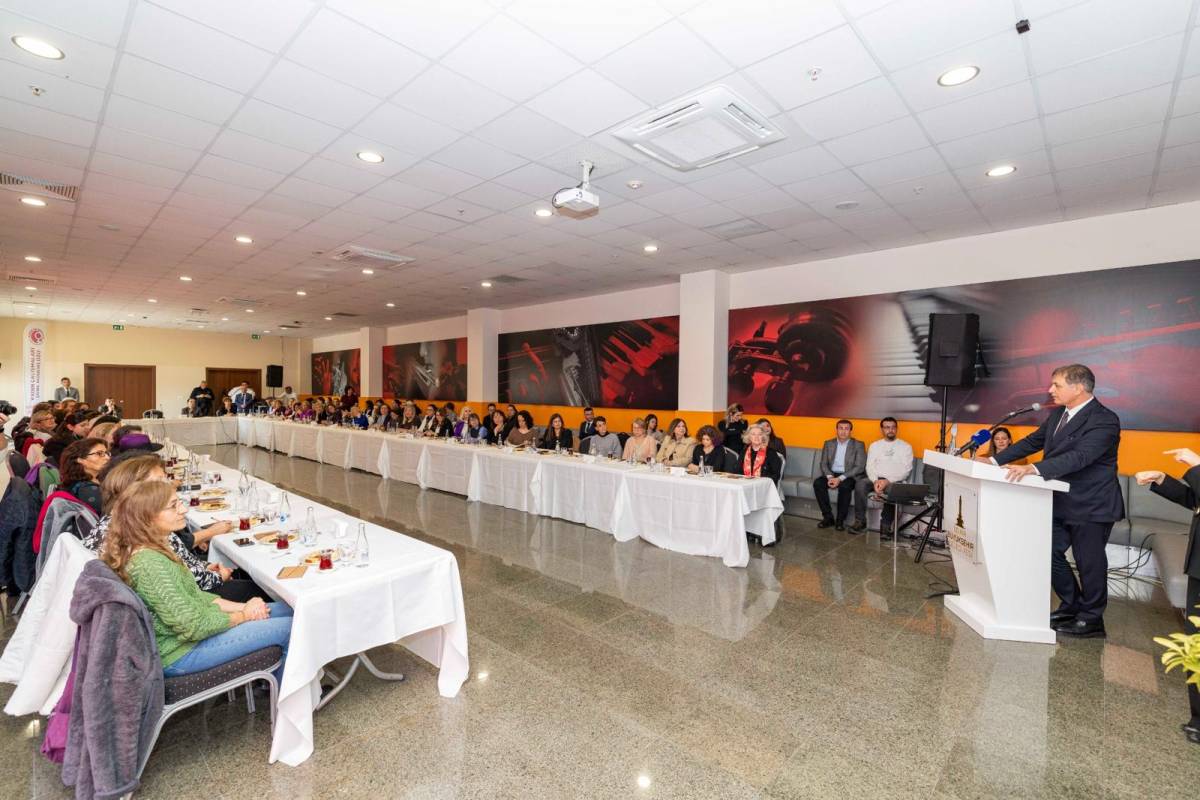 Başkan Tugay’dan kadın mücadelesine güçlü çağrı