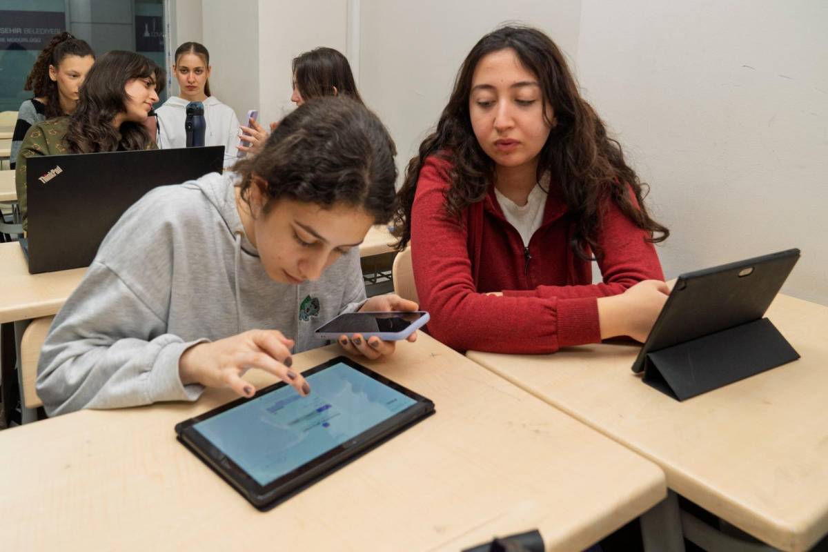 İzmirli öğrencilere yapay zekâ destekli matematik