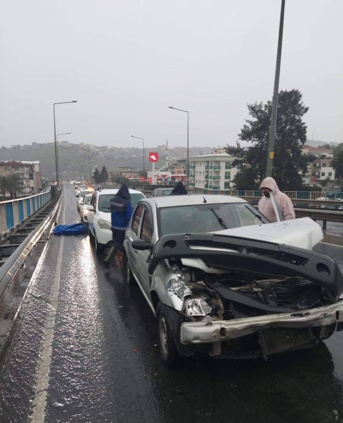Yollar göle döndü, mahsur kalanları zabıta sırtında taşıdı
