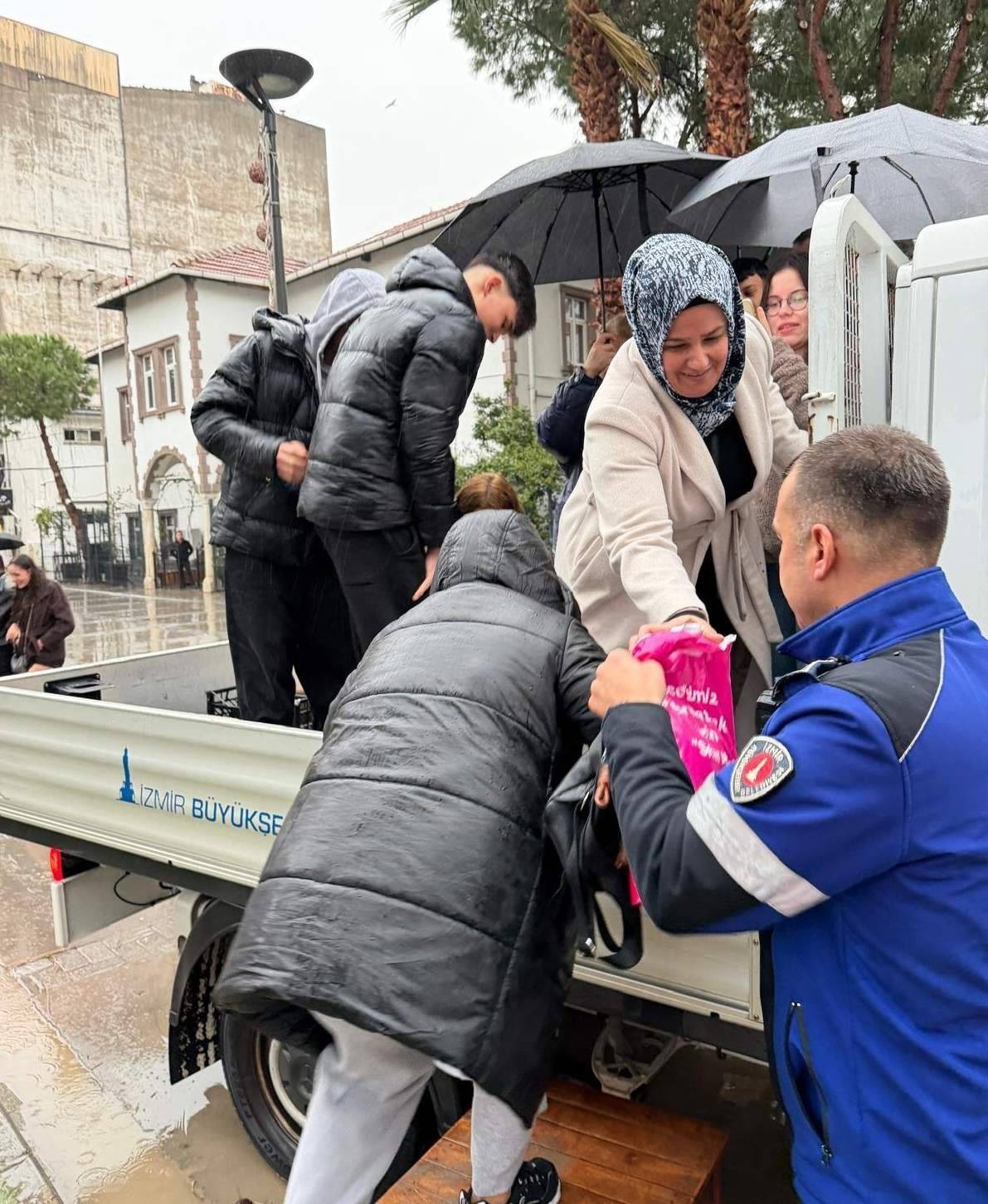 Yollar göle döndü, mahsur kalanları zabıta sırtında taşıdı