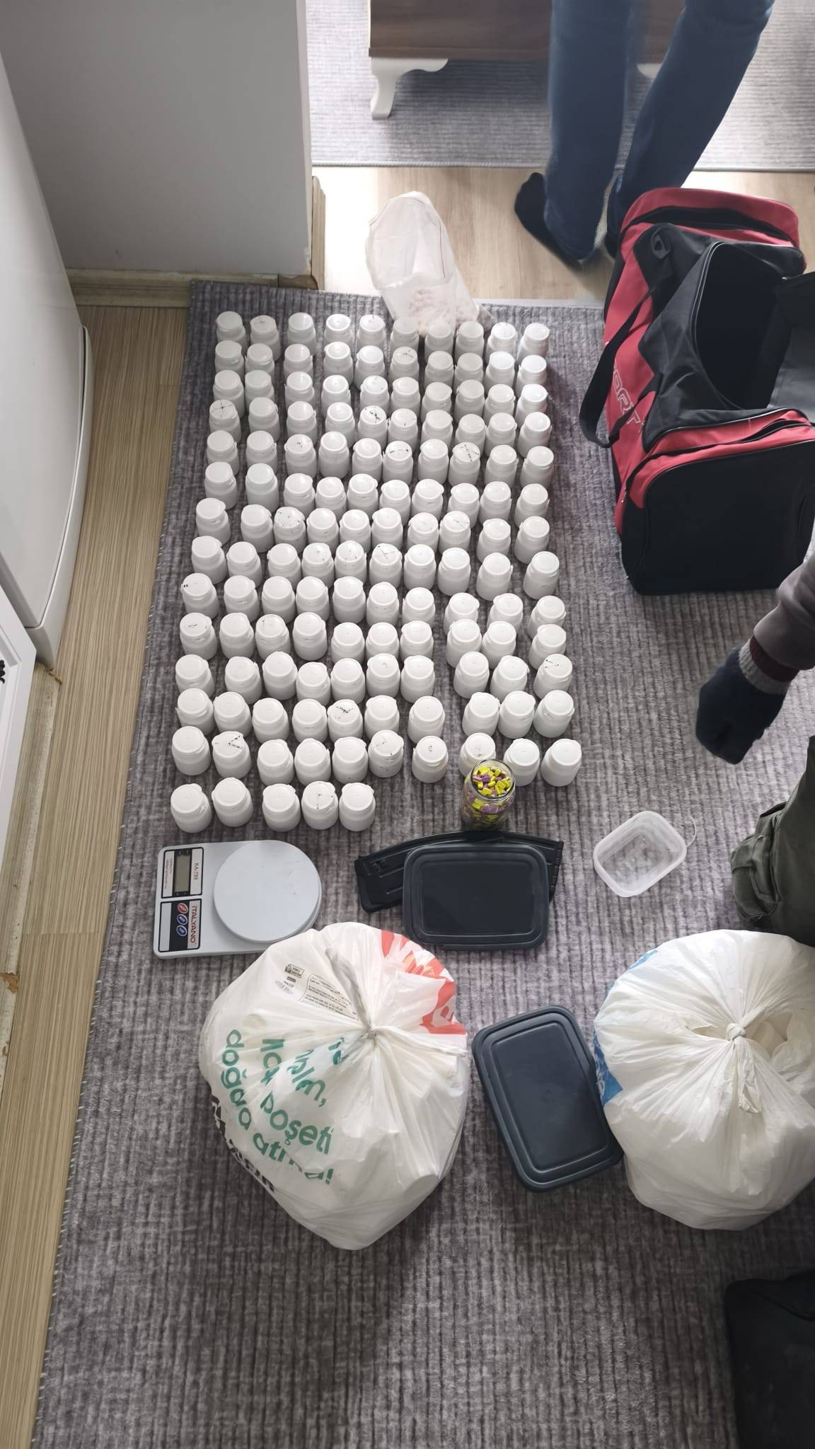 İzmir'de yarım milyona yakın uyuşturucu hap ele geçirildi