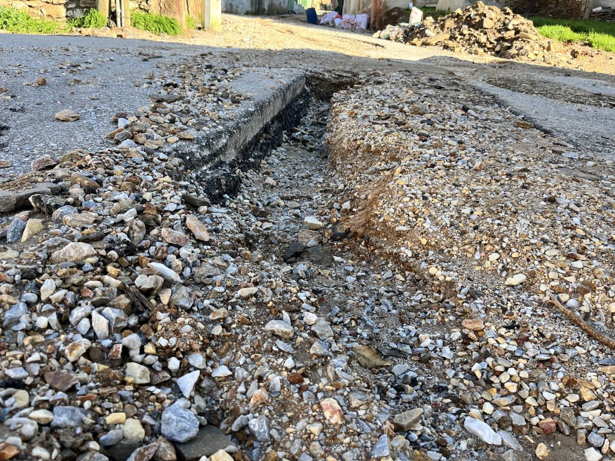 Bayındır'da sürücülerden çukur yollara tepki