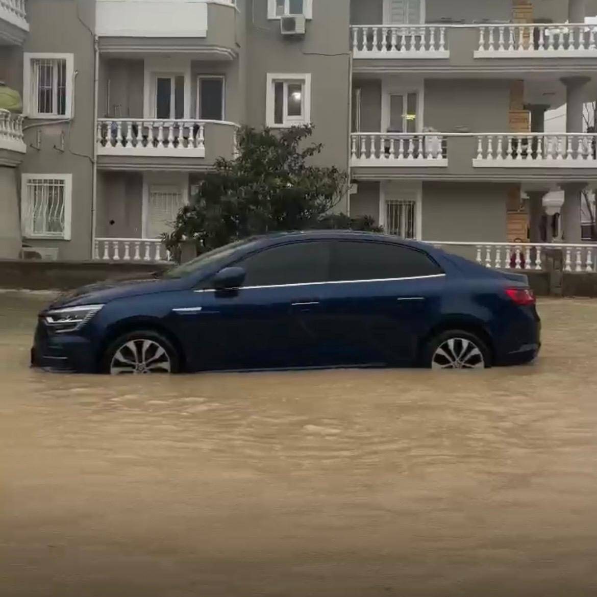 Çeşme'de sağanak yağış