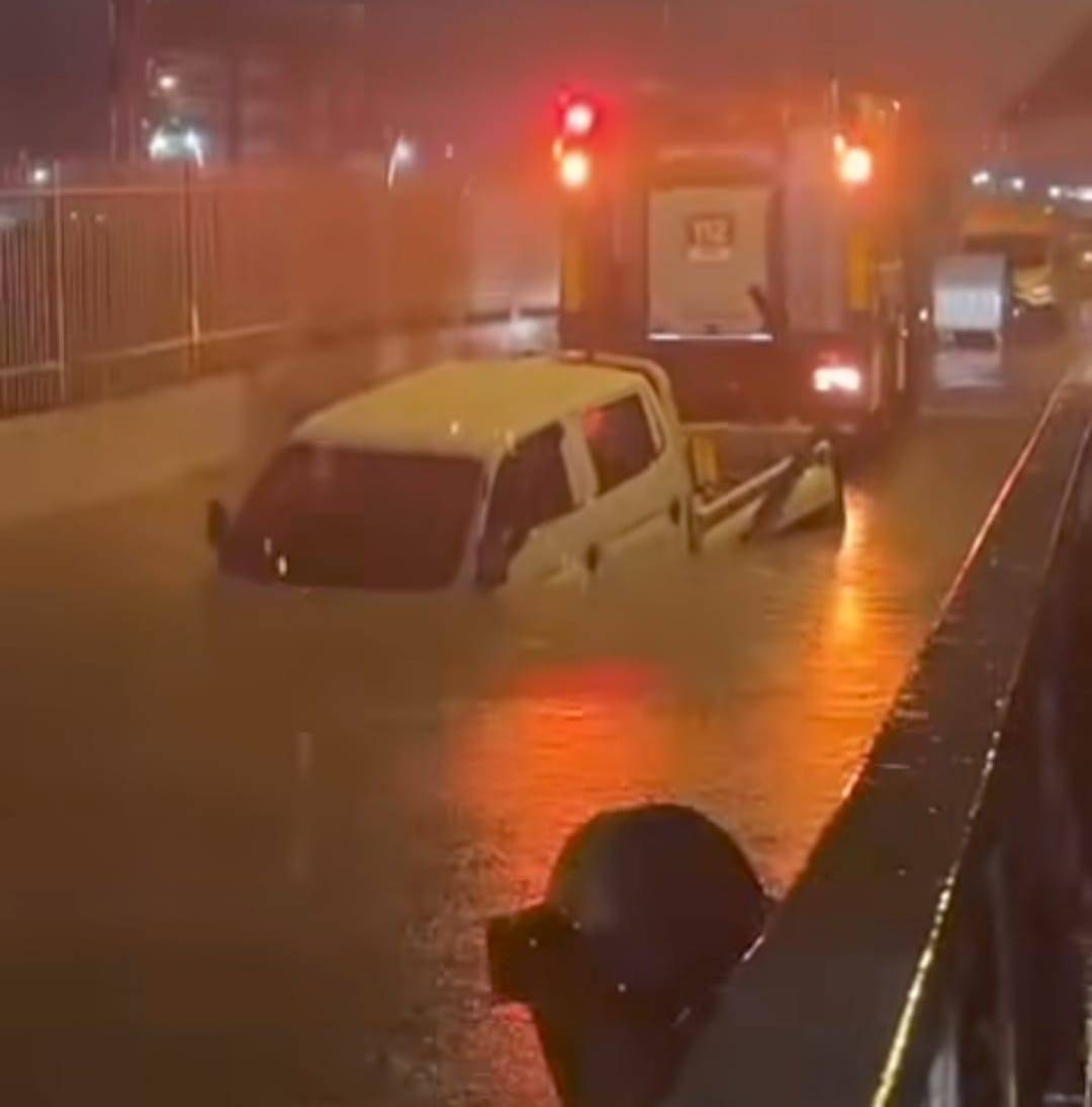 Torbalı'da yağmur suyu can aldı: Sürücü kurtulamadı