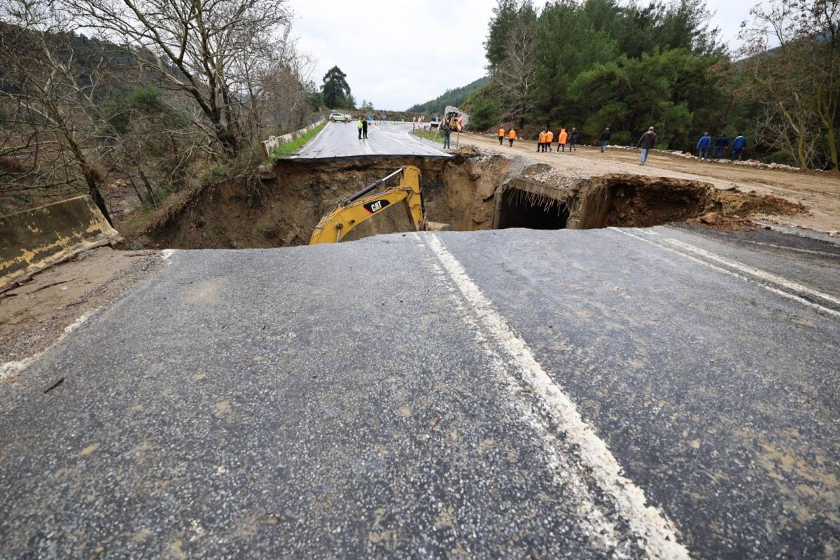 Selçuk - Ortaklar yolu çöktü, yol ulaşıma tamamen kapandı