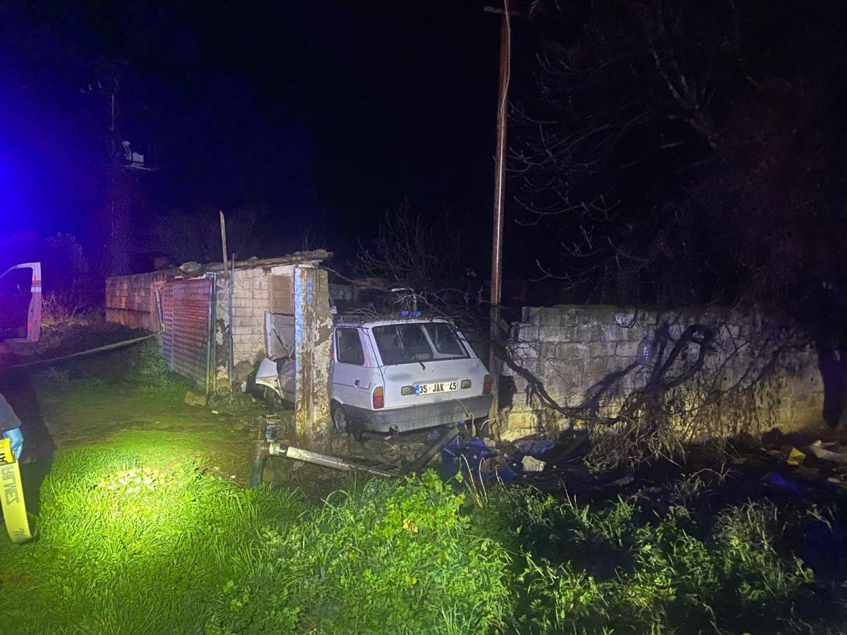 İzmir'de otomobil bahçe duvarına çarptı