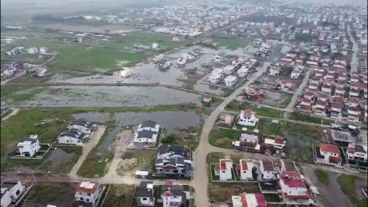 Dikili'de yağış durdu, sular kaldı