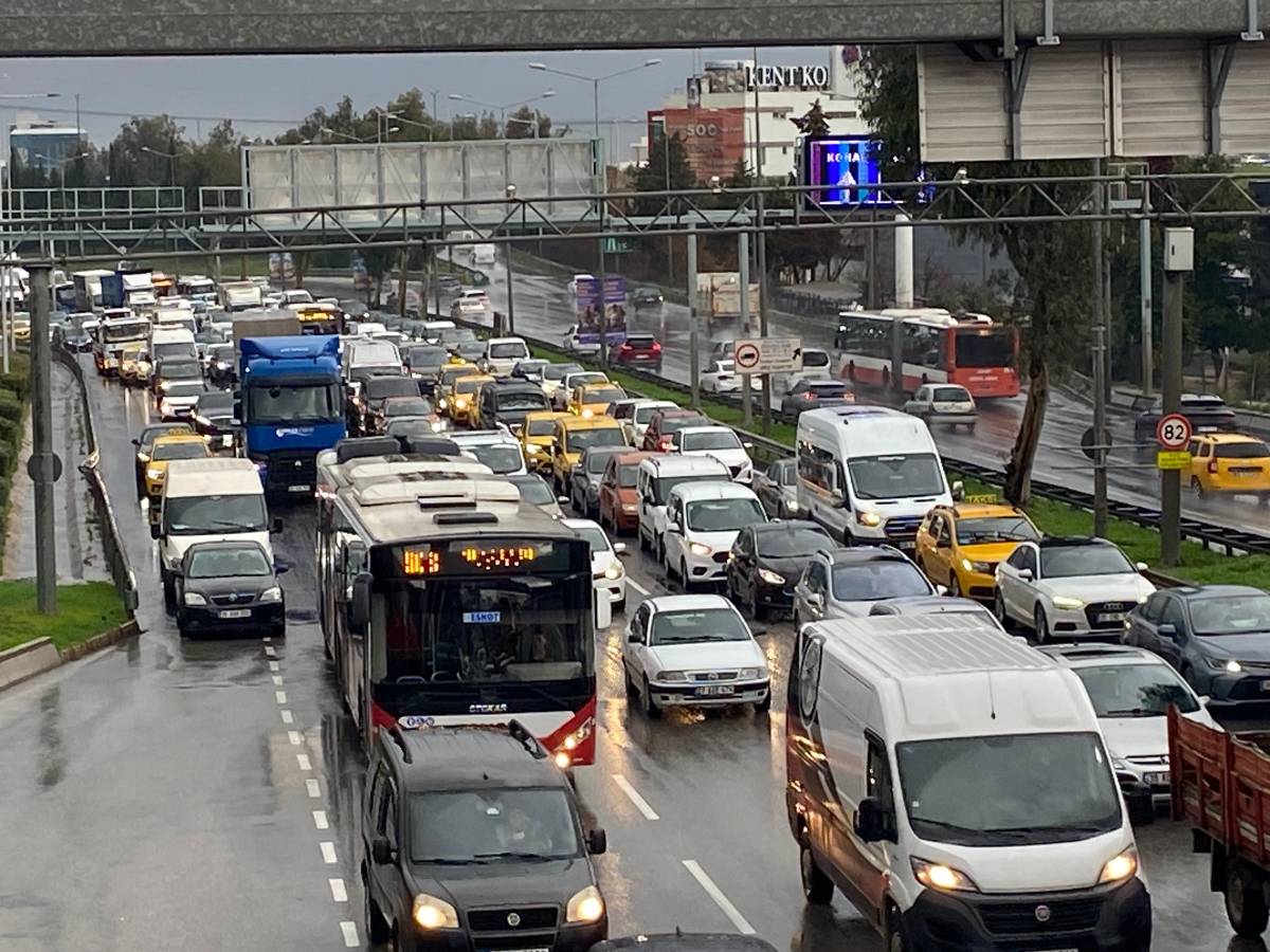 İzmir'de sağanak etkili oldu