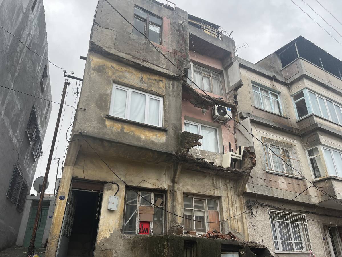 Yıkılan binadan düşen beton parçaları otomobile düştü