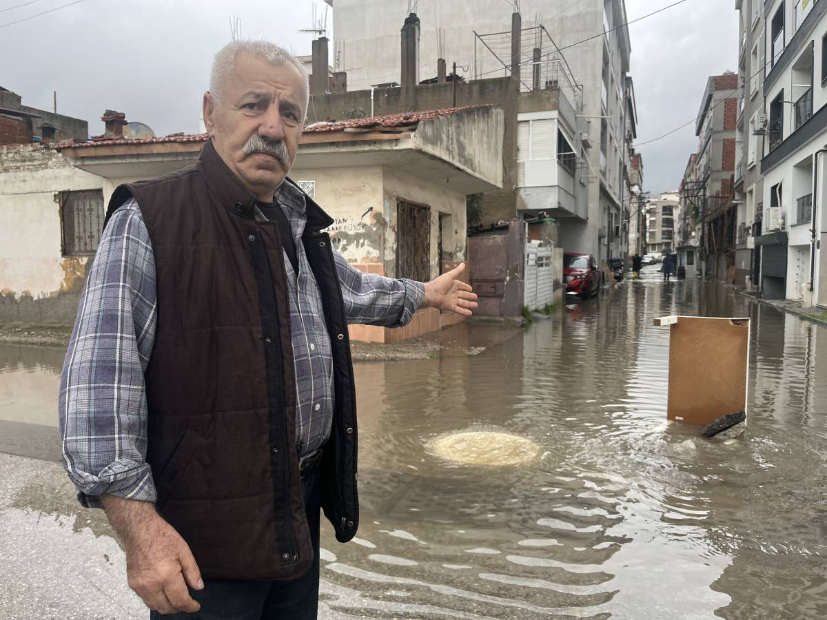 Karşıyaka'da sağanak sonrası sokaklar göle döndü