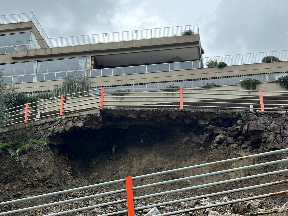 İzmir’de lüks site yolu toprak kayması nedeniyle kapandı