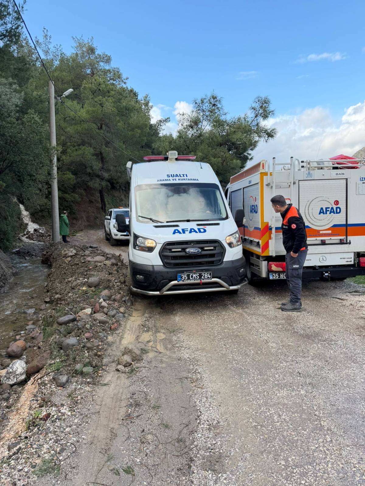 İzmir'de derede mahsur kalan 3 kişi kurtarıldı