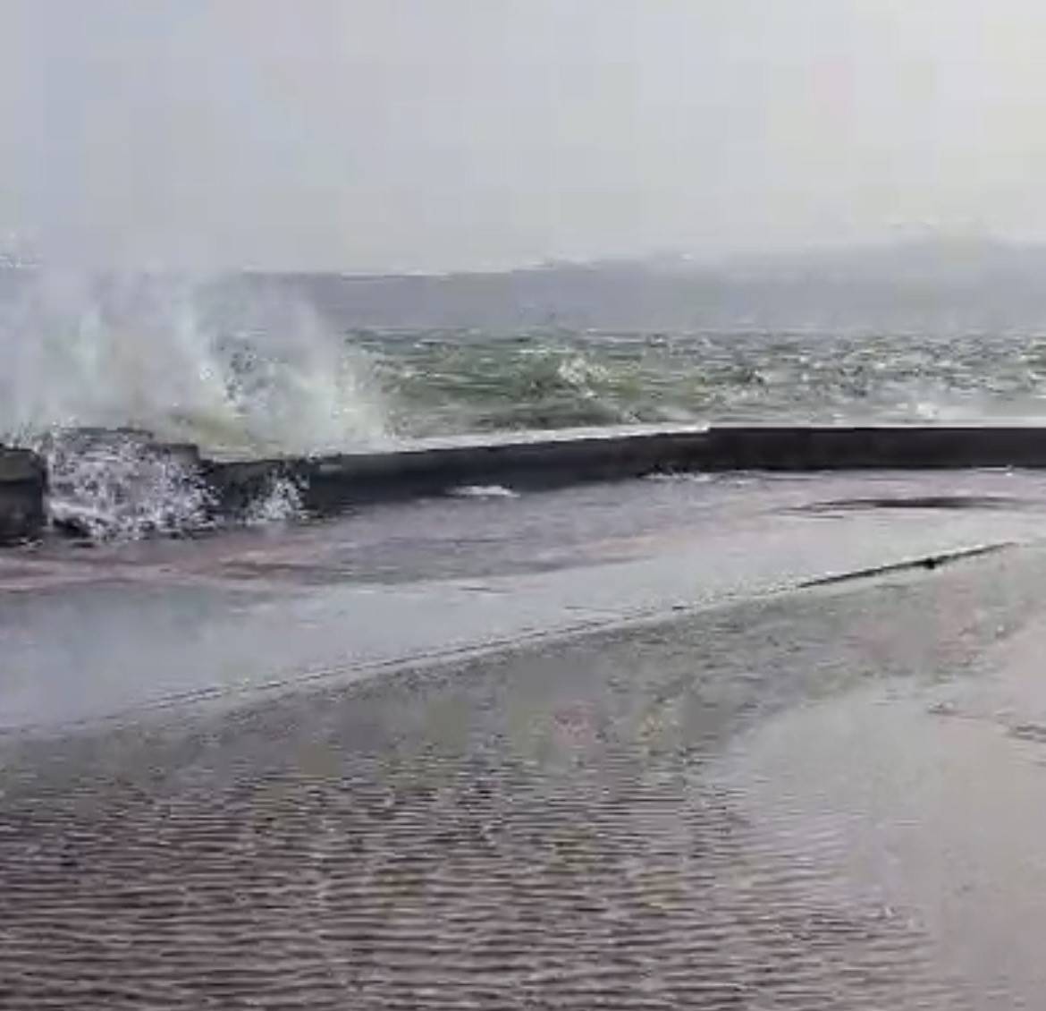 İzmir’de fırtınada sahildeki yollar sular altında kaldı