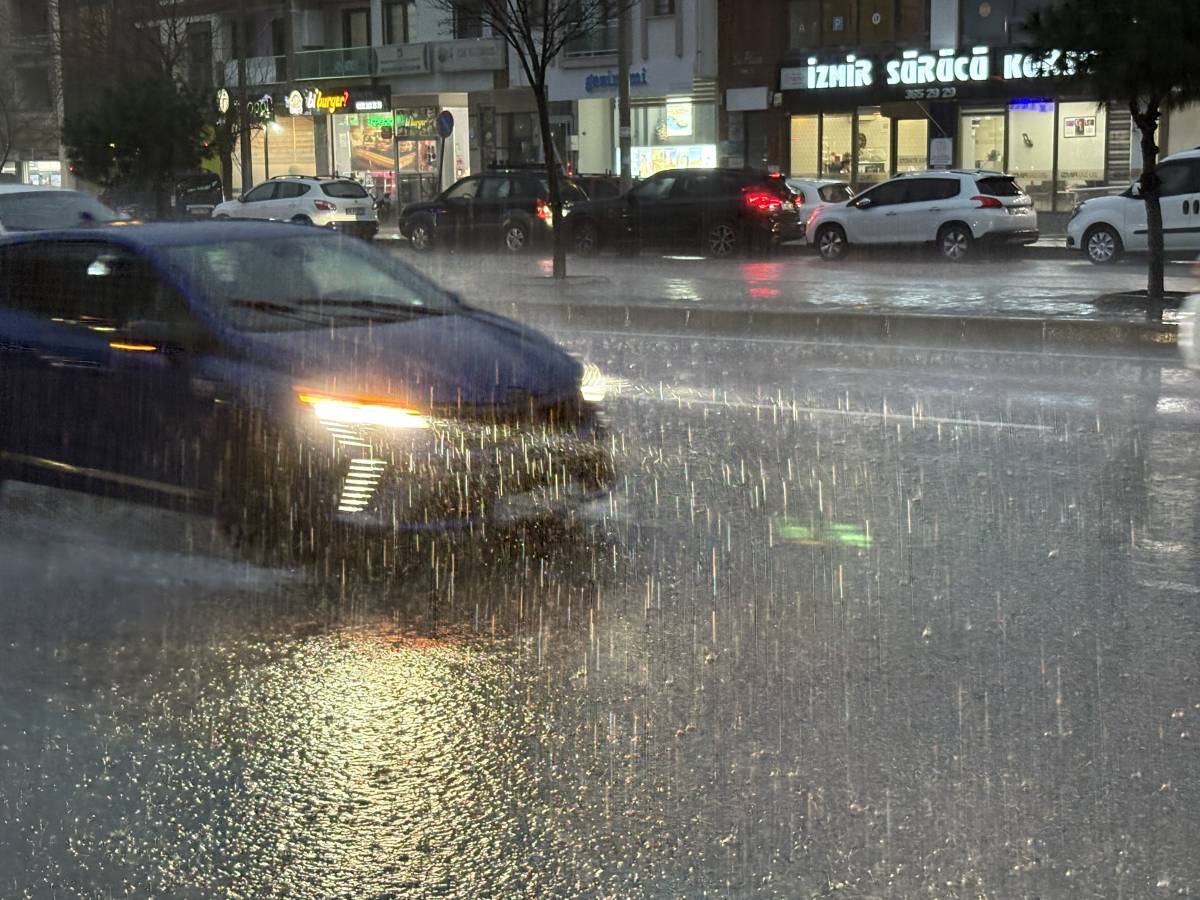 İzmir'de sağanak yağış hayatı olumsuz etkiledi