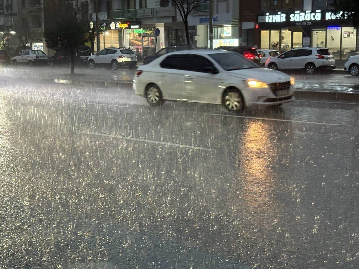 İzmir'de sağanak yağış hayatı olumsuz etkiledi