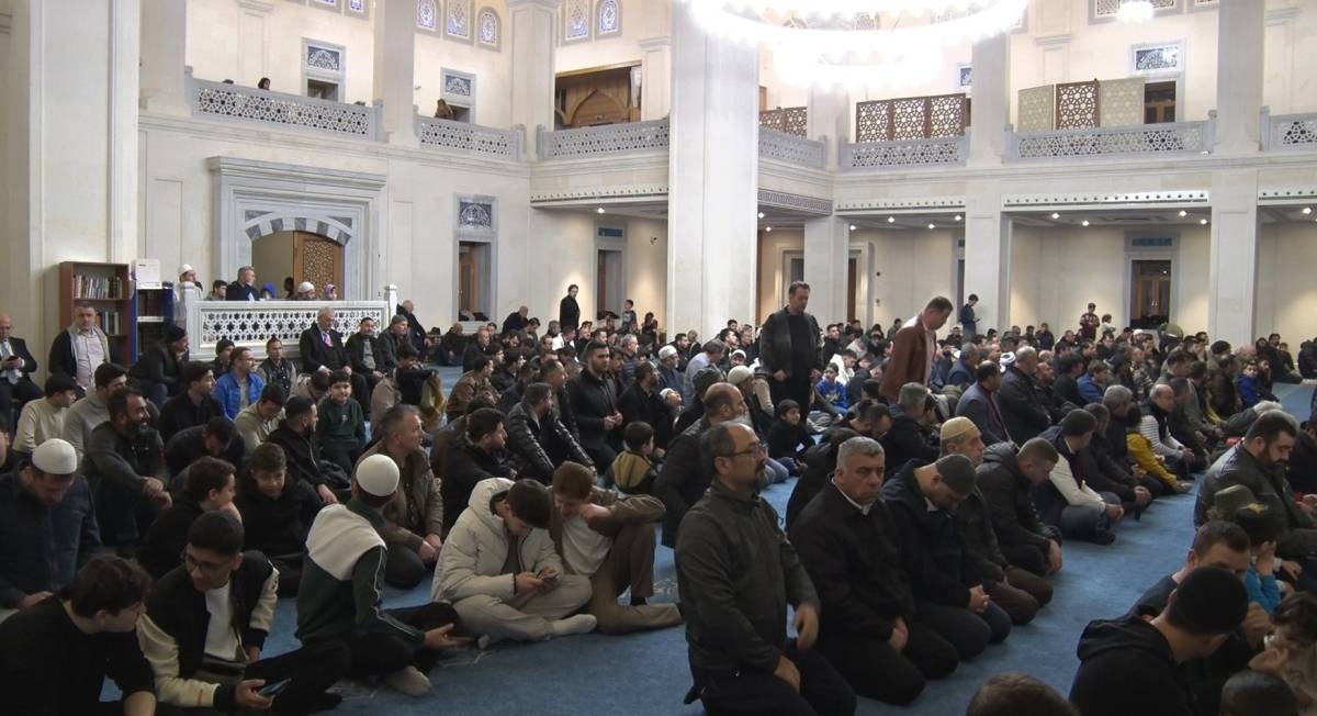İzmir’de Ramazan ayının ilk teravih namazı kılındı