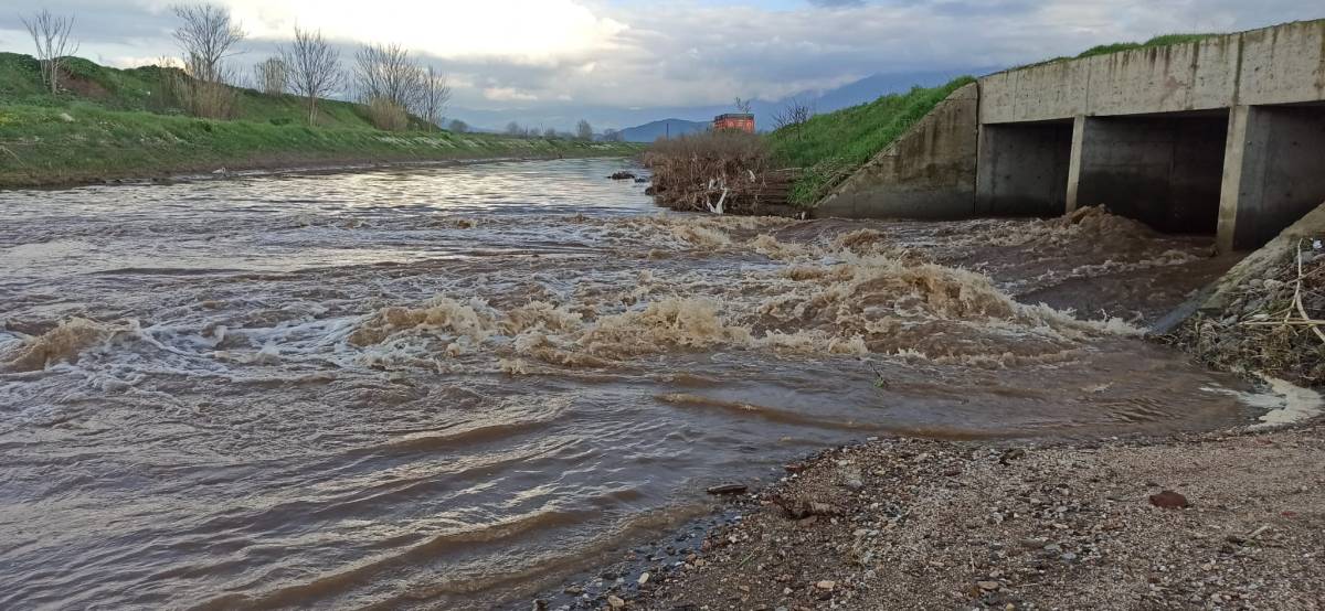 Ödemiş'te baraj tahliye suyu , geçtiği tarlaları küçülttü