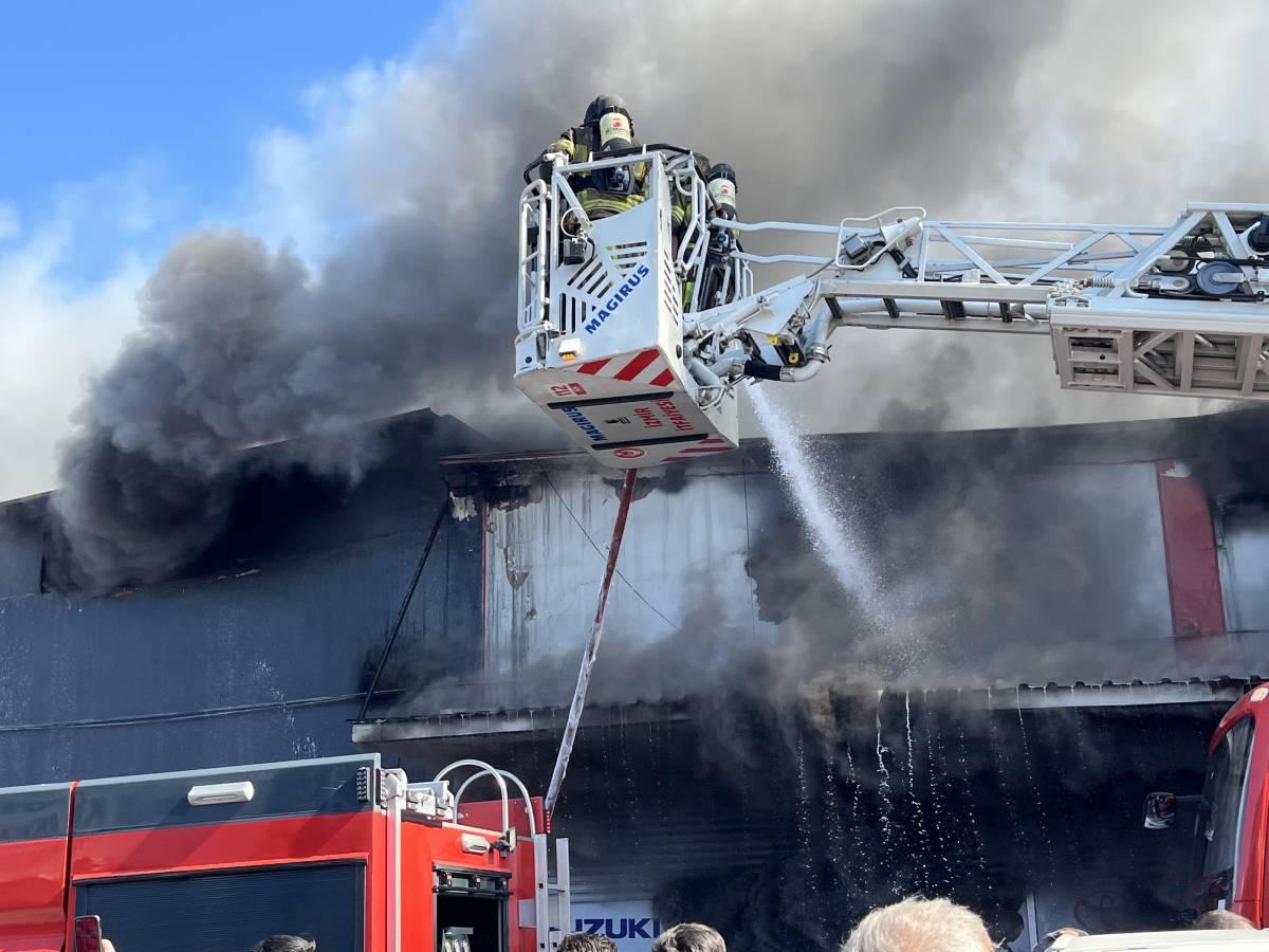 İzmir 6. Sanayi'de yedek parça dükkanında yangın