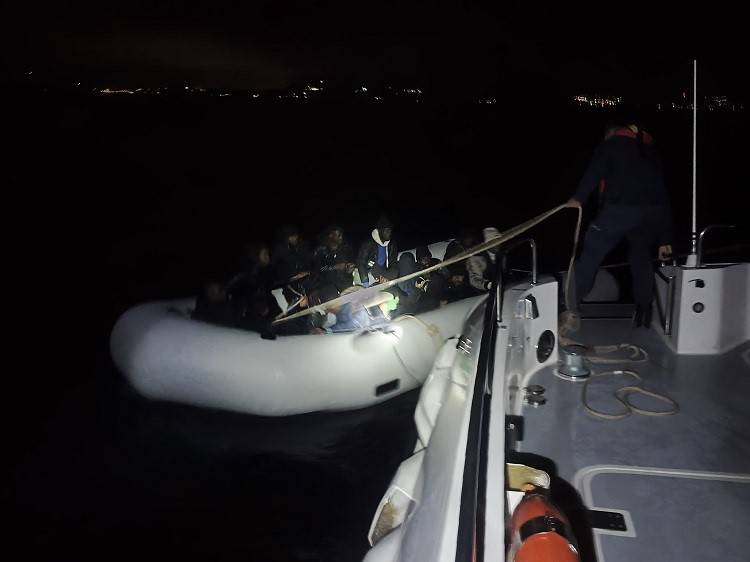 İzmir açıklarında 59 düzensiz göçmen yakalandı