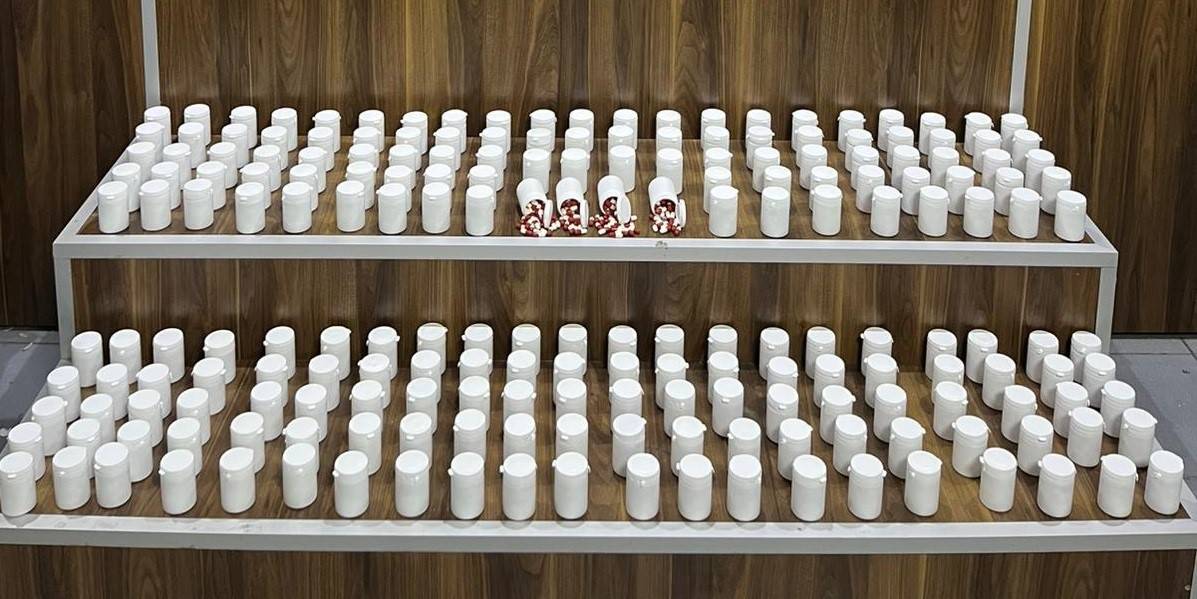 Polisten kaçan araçlardan binlerce uyuşturucu hap çıktı