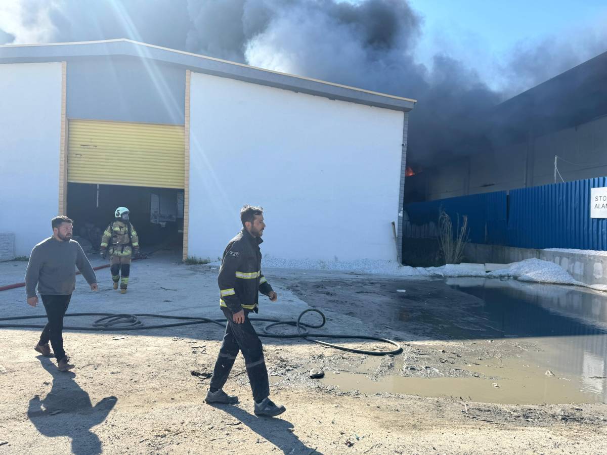 Torbalı'da geri dönüşüm fabrikasında yangın