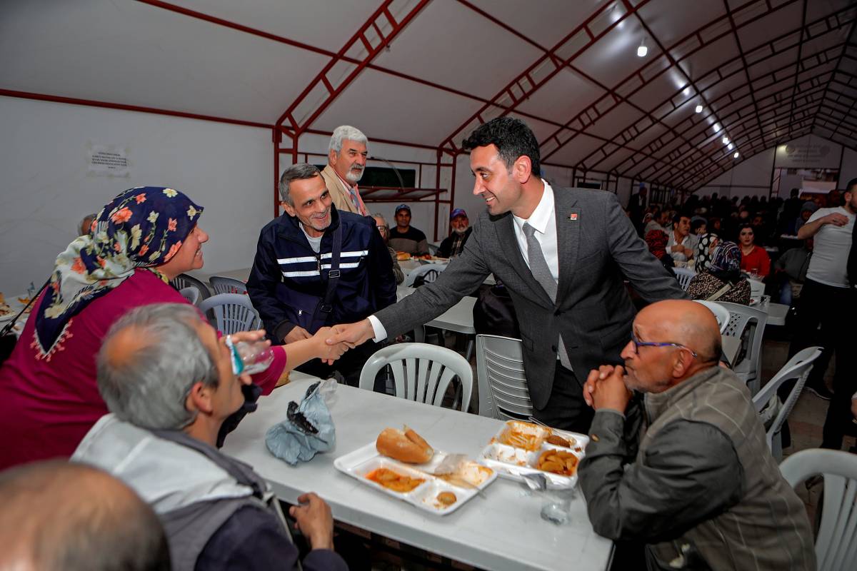 Bayraklı Belediyesi Ramazan Sofralarını Mahallelere Taşıyor