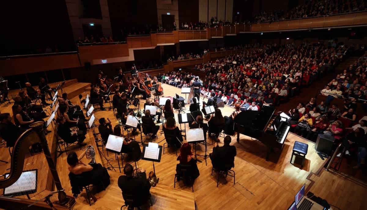 Şevval Sam hem söyledi hem yönetti