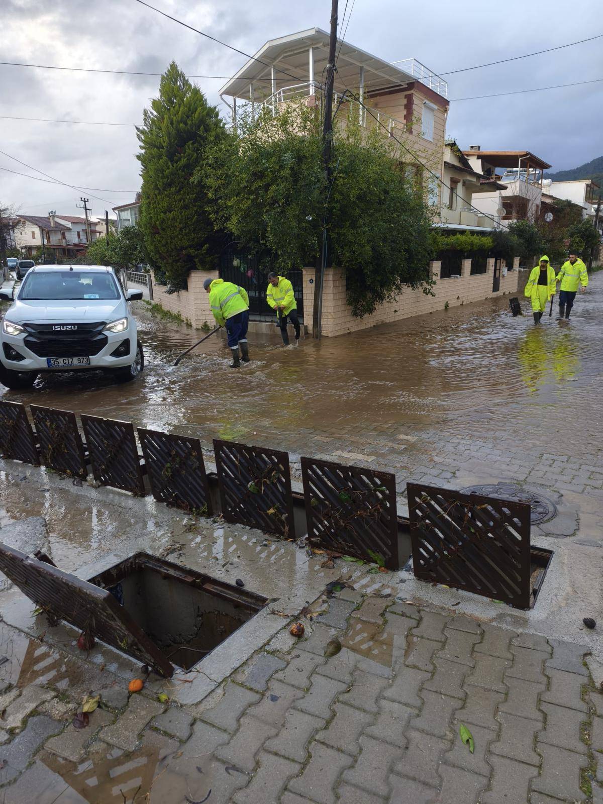 İzmir’de ekipler 24 saat görevde