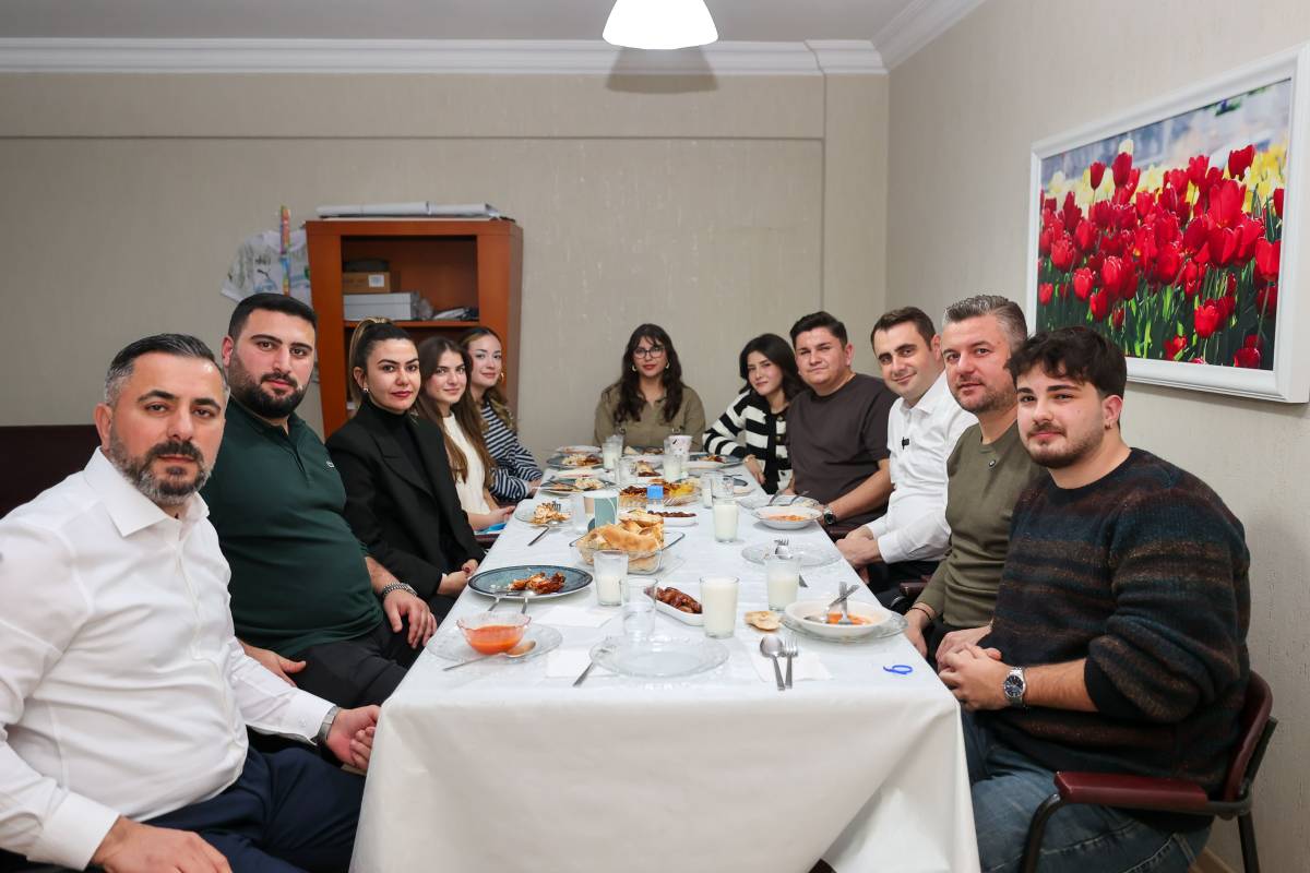 Güç ve Duman, iftar sofrasında gençlerin derdini dinledi