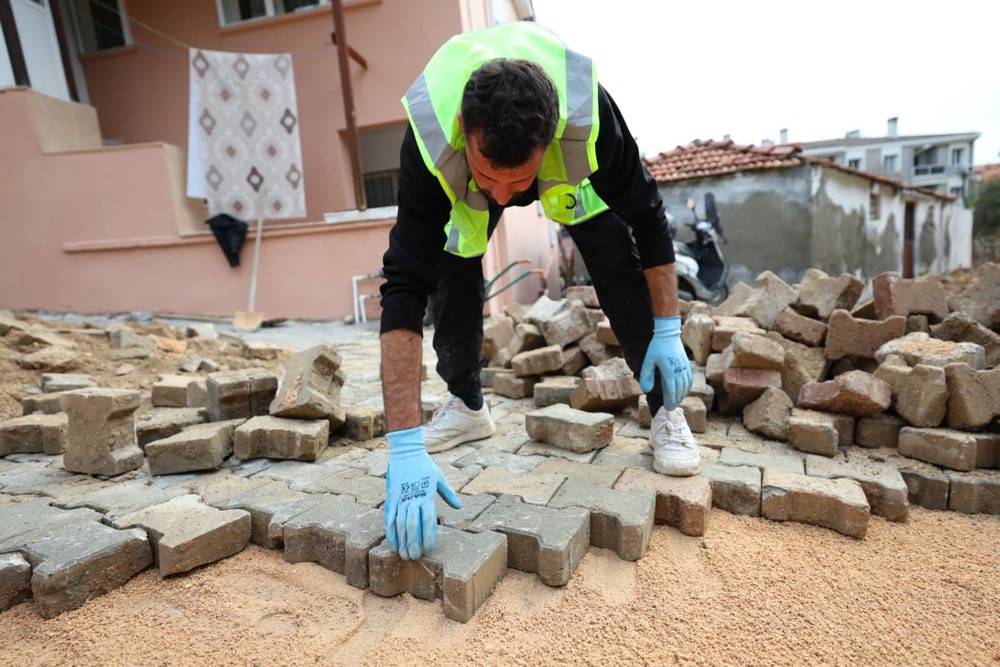 Çeşme Belediyesinden yol yenileme seferberliği