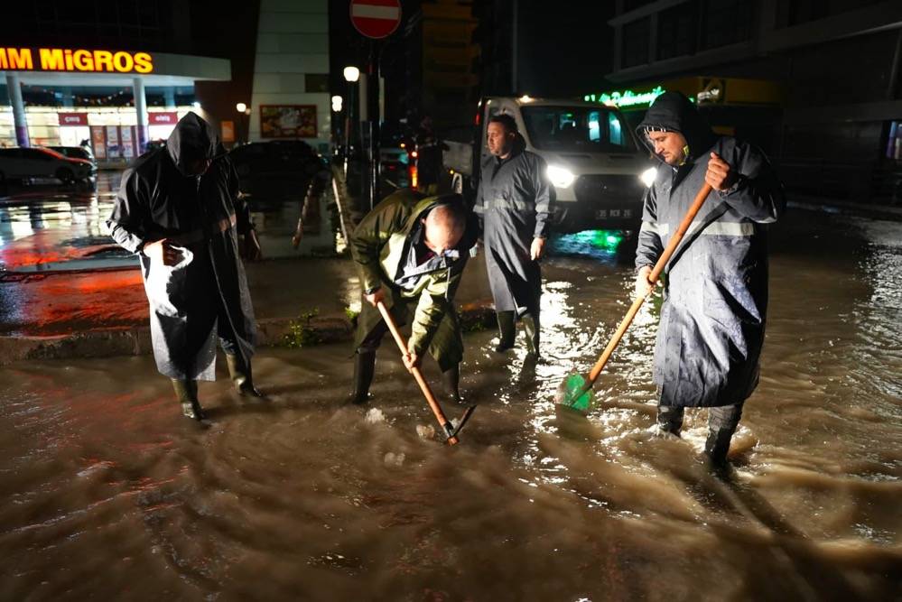 Çeşme’de şiddetli yağışa karşı kesintisiz mücadele