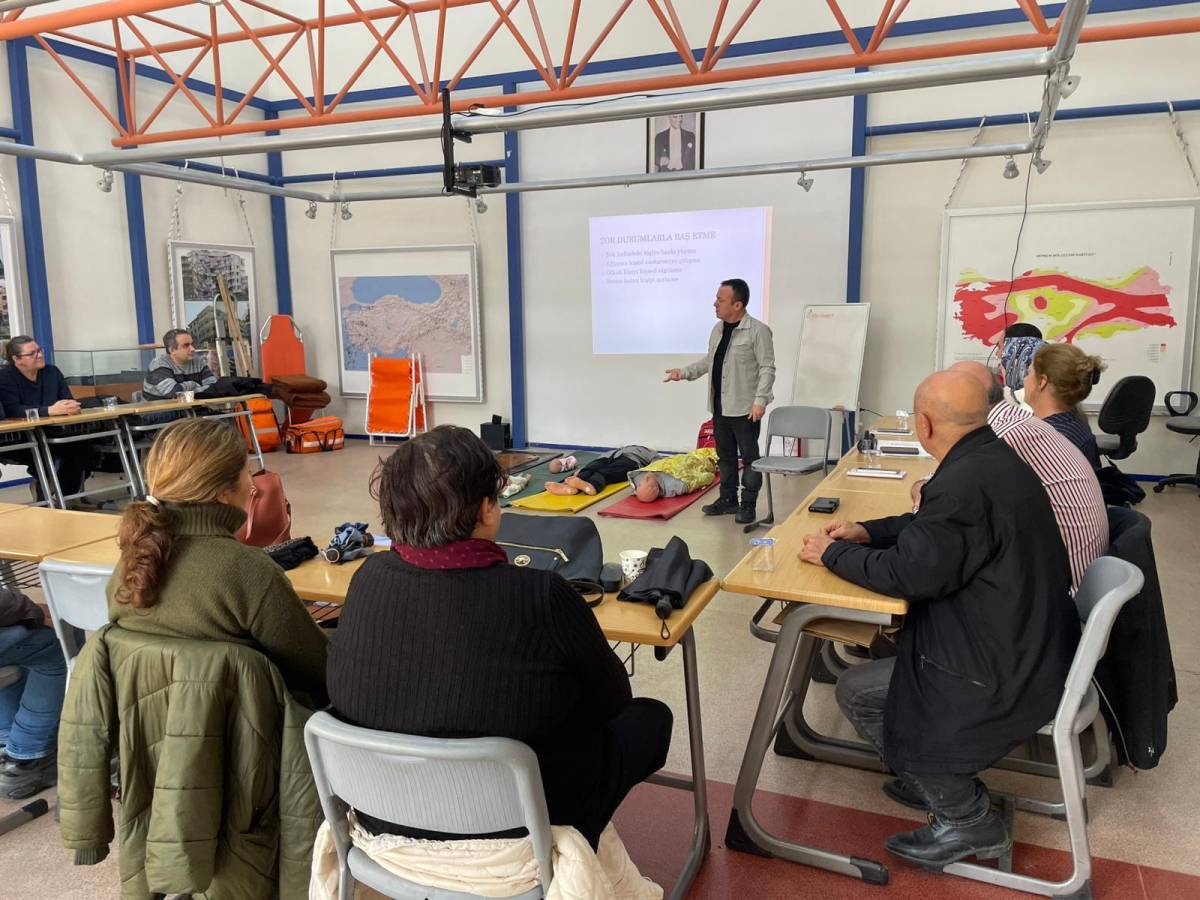 Karşıyaka’nın afet gönüllüleri eğitimlerle güçleniyor