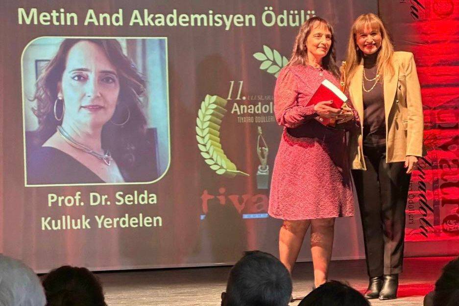 DEÜ'de Akademisyene uluslararası onur