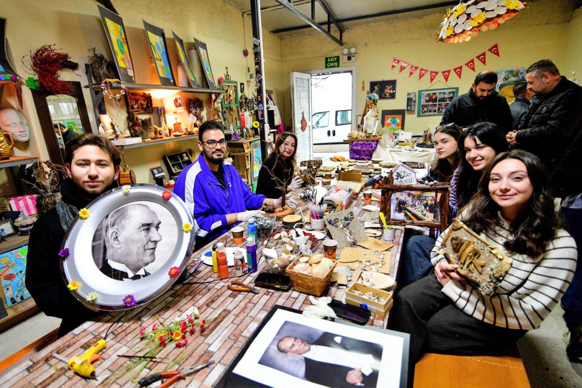 Bornova’da gençler atıkları sanata dönüştürdü