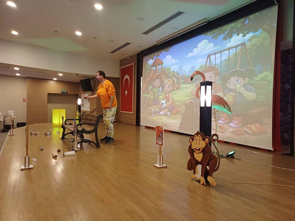 Çiğli’de Minikler Mikroplara Karşı Sahneye Çıktı