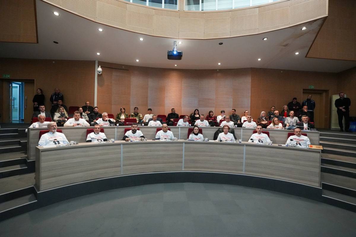 Gaziemir Belediye Meclisinden DMD Hastası Giray’a Yardım Çağrısı