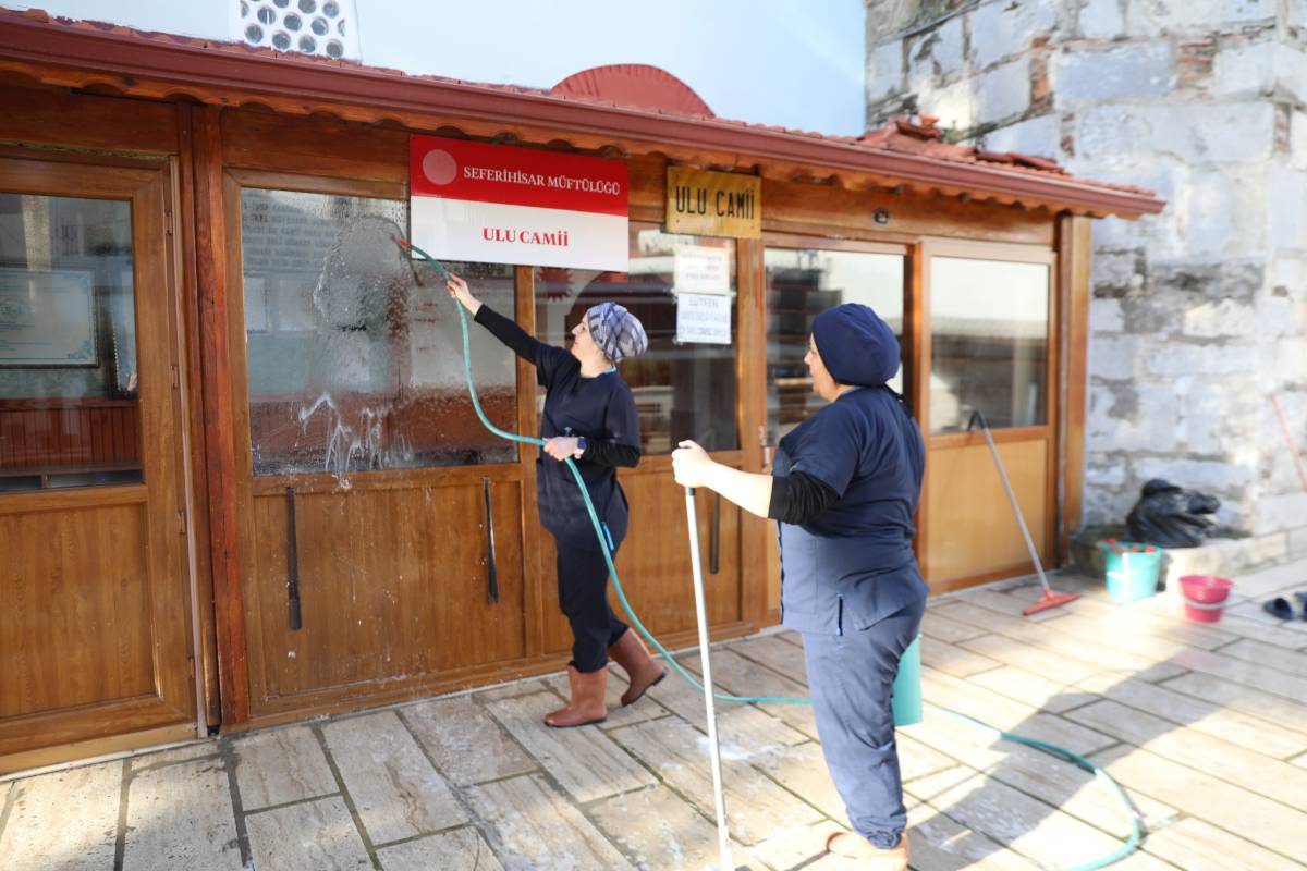 Seferihisar'da camilerde Ramazan temizliği