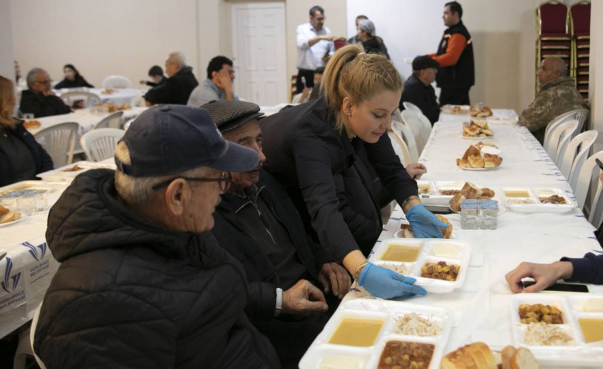 Güzelbahçe'de ilk iftar sofrası kuruldu
