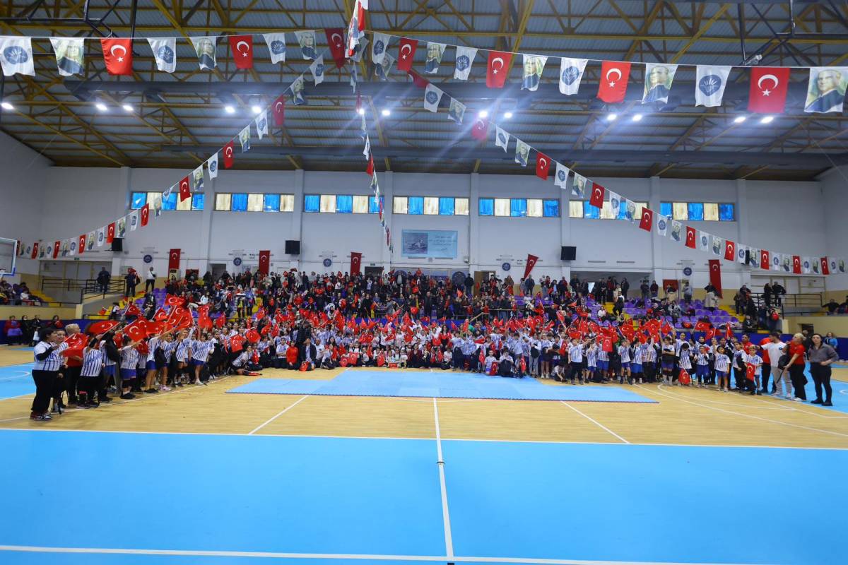 Karabağlar ’da Sömestr Spor Şenliği Bayram Havasında Geçti