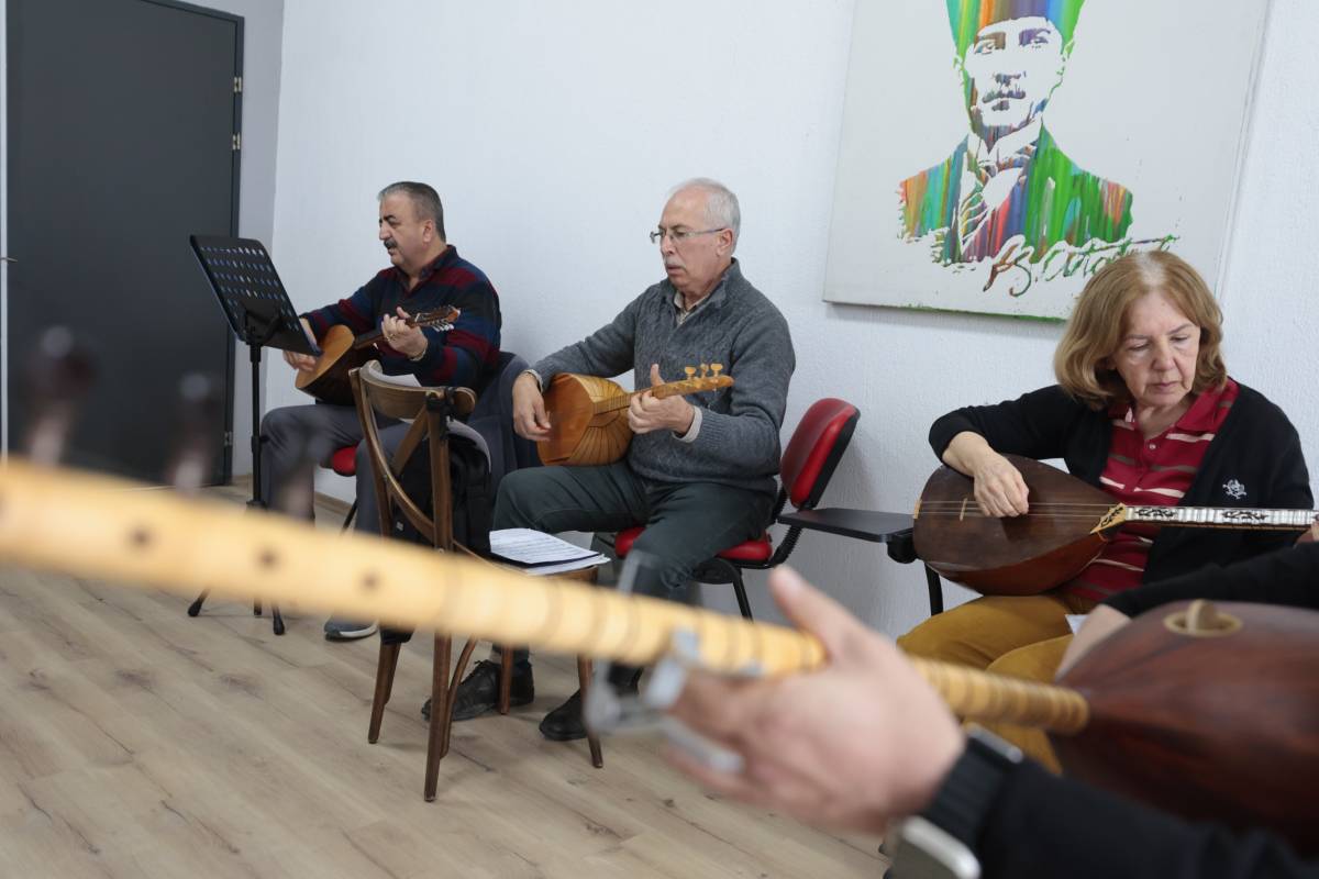 Konak’ta ücretsiz bağlama kursuna yoğun ilgi