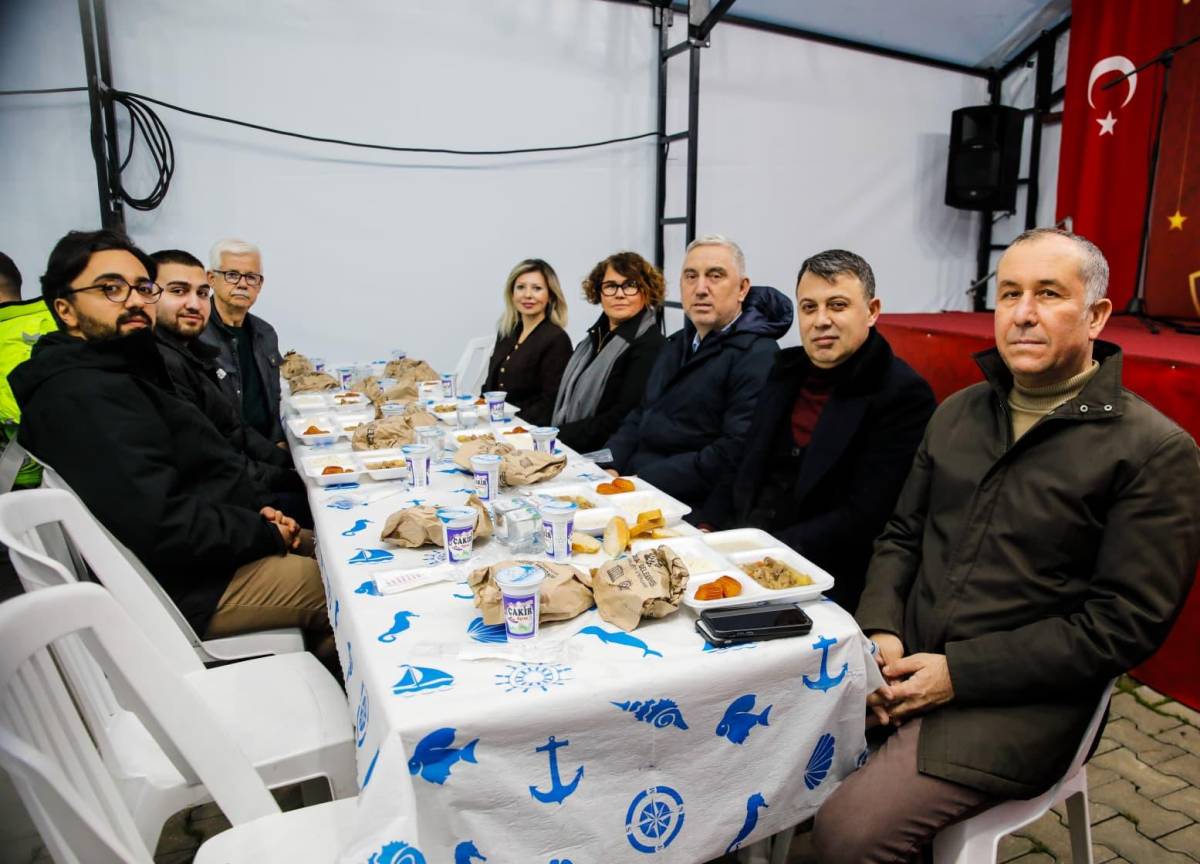 Bergama'da yıllar sonra bir ilk:Cumhuriyet Meydanı'nda iftar