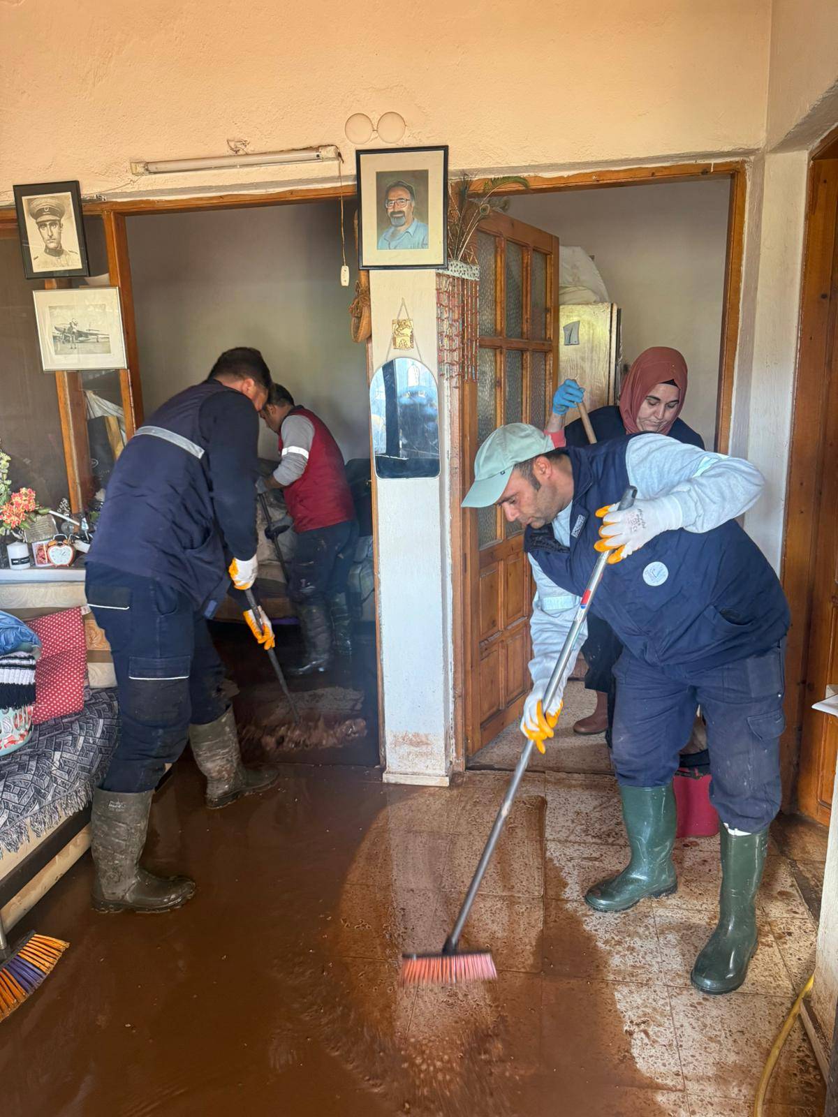 Seferihisar'da sel ve fırtına sonrası yoğun mesai