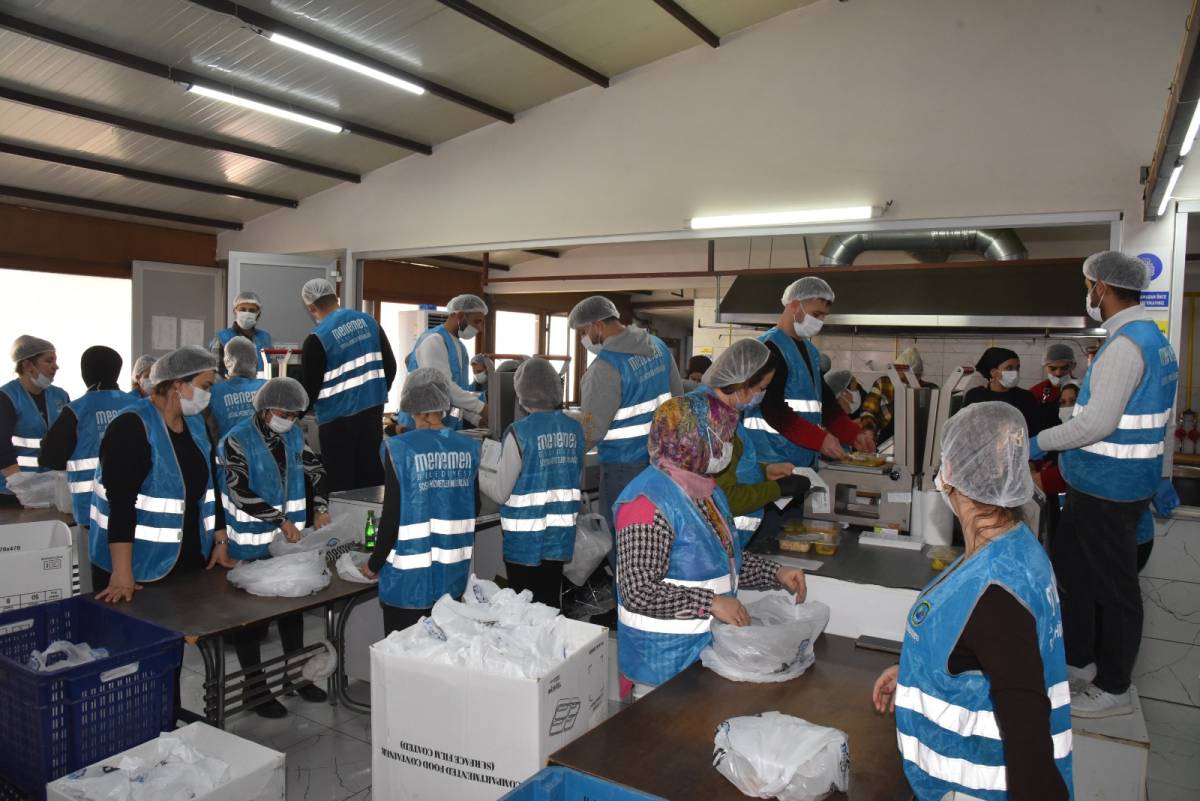 Menemen Belediyesi Aşevi’nden her gün 10 bin kişiye yemek