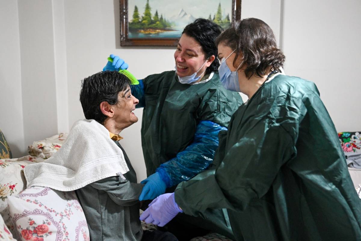 Bornova’da yaşlı ve engelliler evlerinde yalnız değil