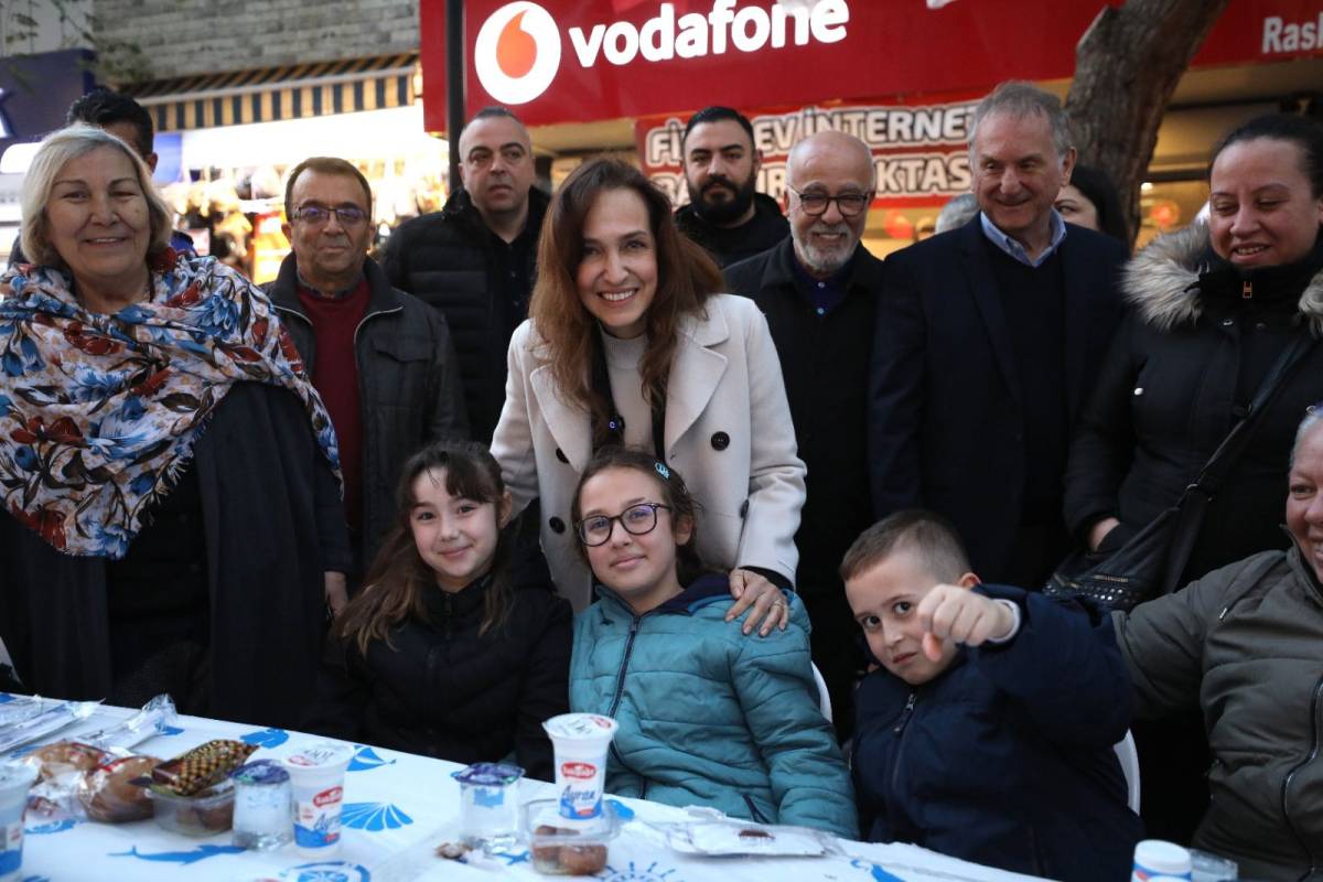 Karşıyaka Çarşı’ya dev sofra: 5 bin kişi iftarda buluştu