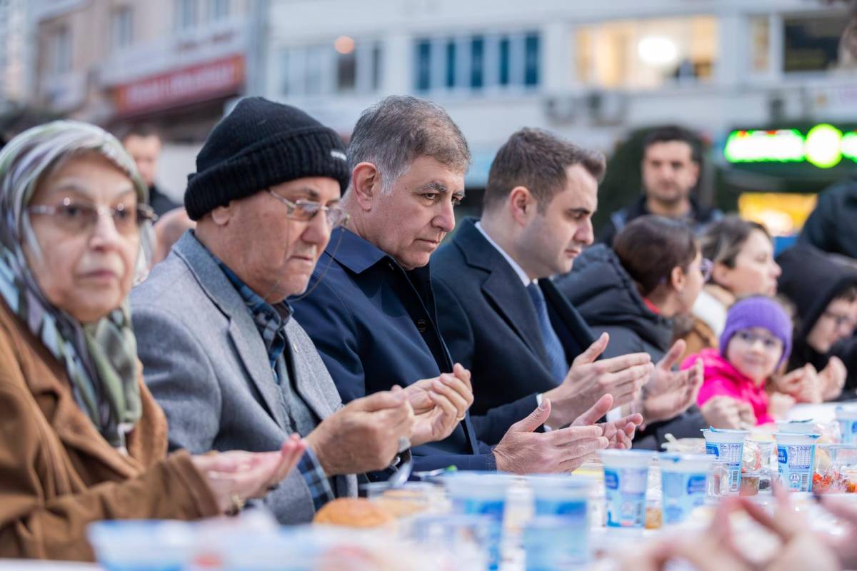 Başkan Tugay iftarda Aliağa halkı ile bir araya geldi