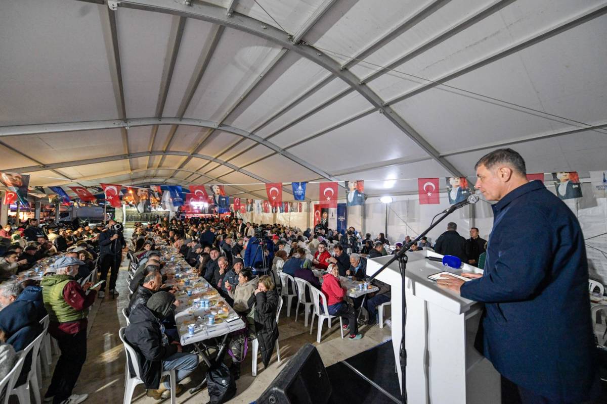 Başkan Tugay, arife gününde Urlalılarla oruç açtı