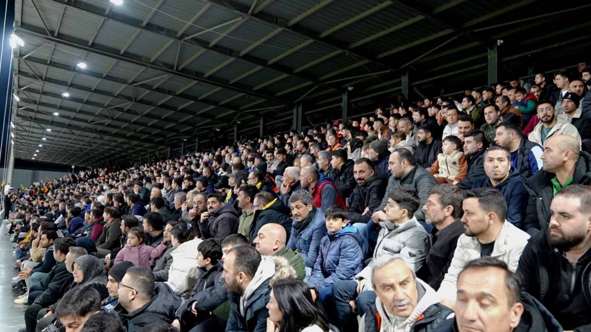 Aliağa’da Futbol Tarihinin İlk Gece Maçı Oynandı