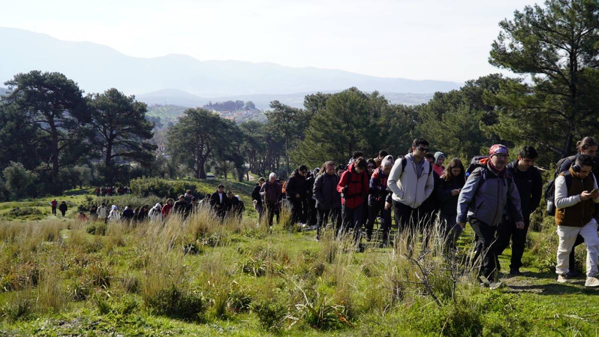 Gençler baharı Efes-Mimas Yolu’nda doğayla karşıladı